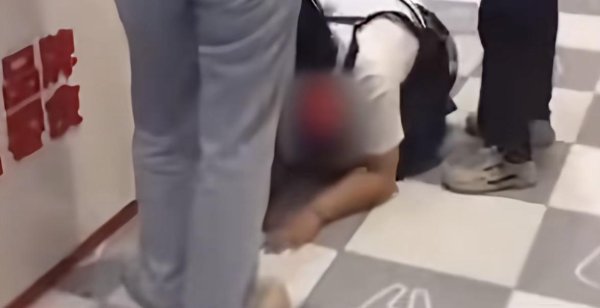 博盈配资 店员给顾客下跪的好想来：曾因员工辱骂学生“读死书”致歉
