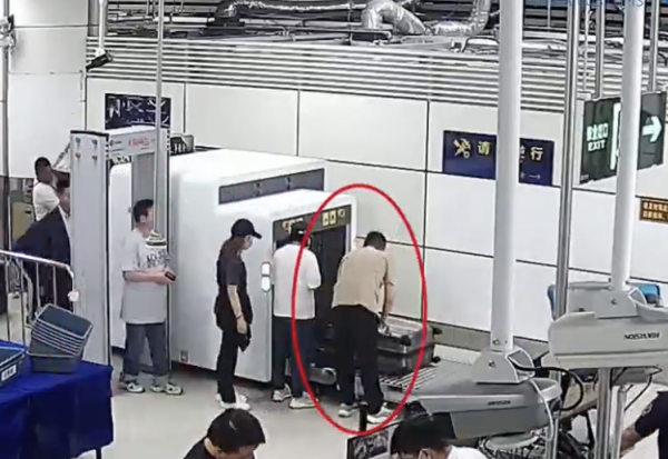 中祥配资 深圳湾口岸男子携两把以压缩气体为动力的枪支被查！现场曝光